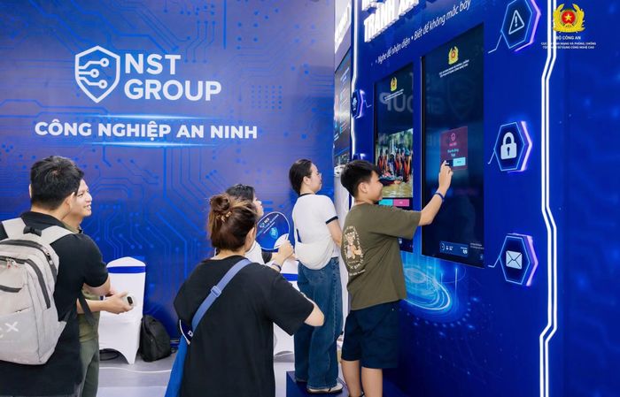 Khách tham quan trải nghiệm tình huống tương tác về nhận diện nguy cơ, phòng tránh lừa đảo trên không gian mạng. Ảnh: Cục An ninh mạng và phòng, chống tội phạm sử dụng công nghệ cao