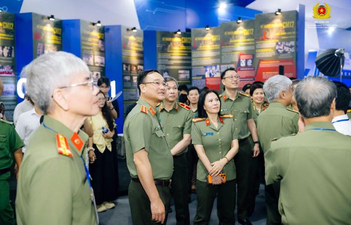 và các đại biểu nghe giới thiệu về những chiến công tiêu biểu của lực lượng An ninh nhân dân. Ảnh: Cục An ninh mạng và phòng, chống tội phạm sử dụng công nghệ cao