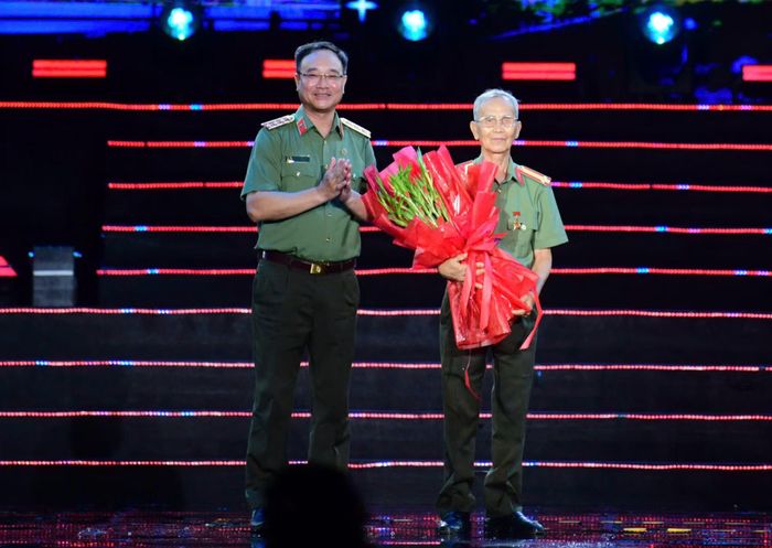 Thứ trưởng Phạm Thế Tùng tặng hoa Anh hùng Lực lượng vũ trang nhân dân Võ Văn Em, nguyên cán bộ Trinh sát vũ trang Ban An ninh khu Sài Gòn - Gia Định (ANT4). Ảnh: Sài Gòn giải phóng