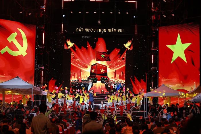 Sân khấu Gala đặc biệt “Tổ quốc bình yên” rực rỡ sắc đỏ, tái hiện không khí hào hùng của đất nước trong những chặng đường lịch sử. Ảnh: Cục An ninh mạng và phòng, chống tội phạm sử dụng công nghệ cao