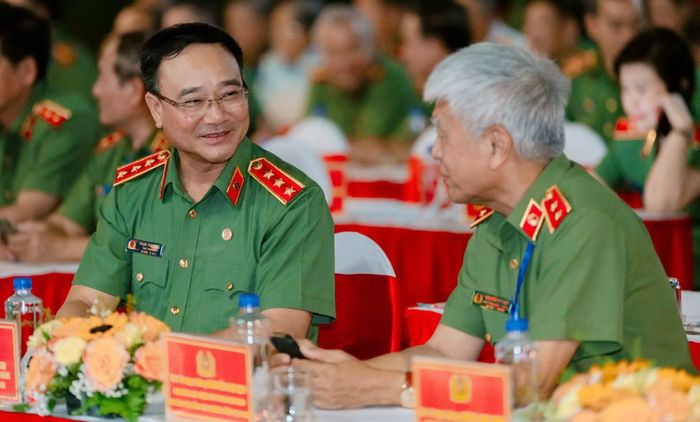 Thứ trưởng Phạm Thế Tùng trao đổi với các đại biểu bên lề chương trình Gala đặc biệt “Tổ quốc bình yên”. Ảnh: P.S.A.T