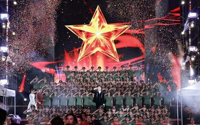 Hình ảnh cán bộ, chiến sĩ Công an nhân dân trên sân khấu tạo điểm nhấn xúc động về người chiến sĩ hôm nay trong sự nghiệp bảo vệ bình yên cuộc sống. Ảnh: Cục An ninh mạng và phòng, chống tội phạm sử dụng công nghệ cao