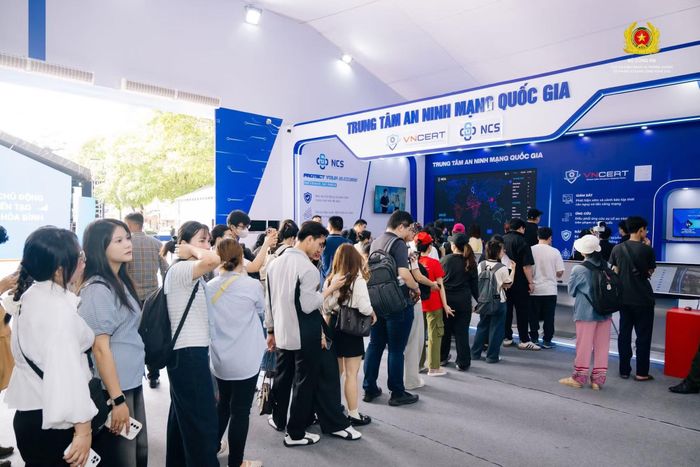 Đông đảo người dân, du khách tham quan khu trưng bày của Trung tâm An ninh mạng quốc gia trong khuôn khổ Triển lãm “80 năm An ninh nhân dân - Lá chắn bình yên”.