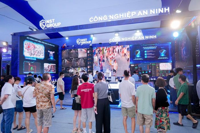 Khu vực “Công nghiệp an ninh” giới thiệu nhiều sản phẩm, giải pháp công nghệ phục vụ công tác bảo vệ an ninh, trật tự. Ảnh: Beatvn