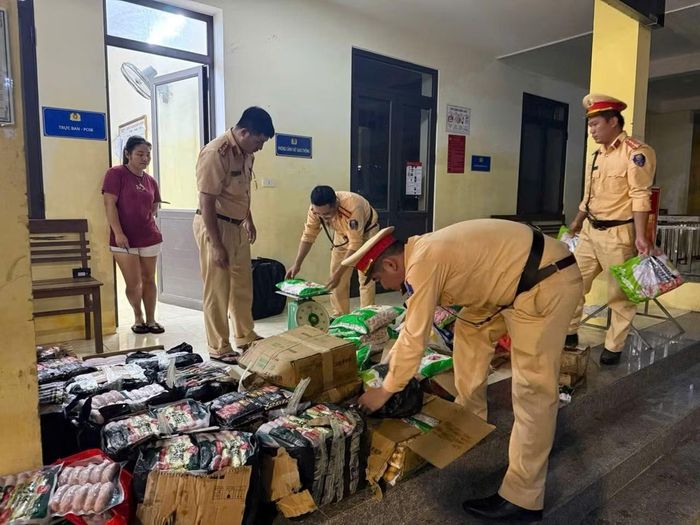 Toàn bộ số thực phẩm nhập lậu từ nước ngoài bị CSGT Công an Tuyên Quang phát hiện, thu giữ.