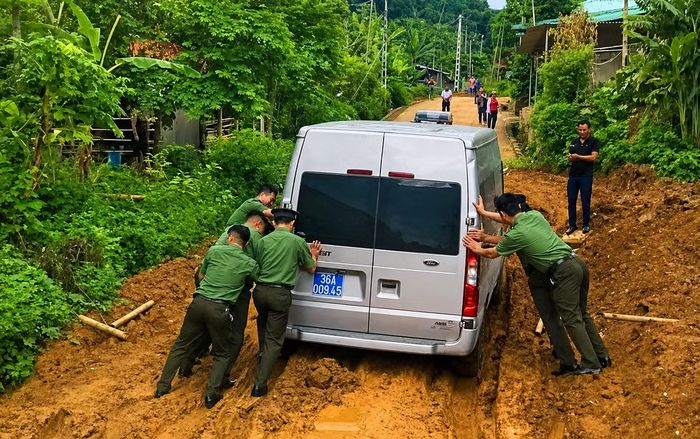 Đường đến Tam Thanh vẫn còn nhiều khó khăn.