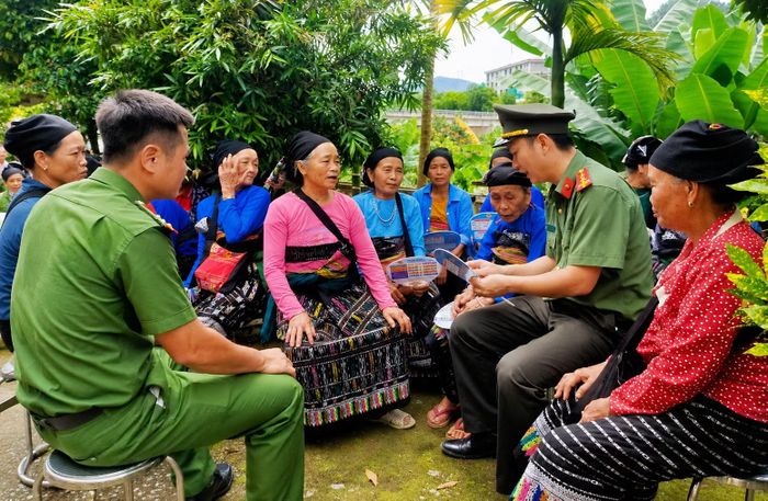 Các chiến sĩ Công an tuyên truyền người dân chủ động phòng ngừa các loại tội phạm, góp phần giữ gìn an ninh, trật tự ngay từ cơ sở.