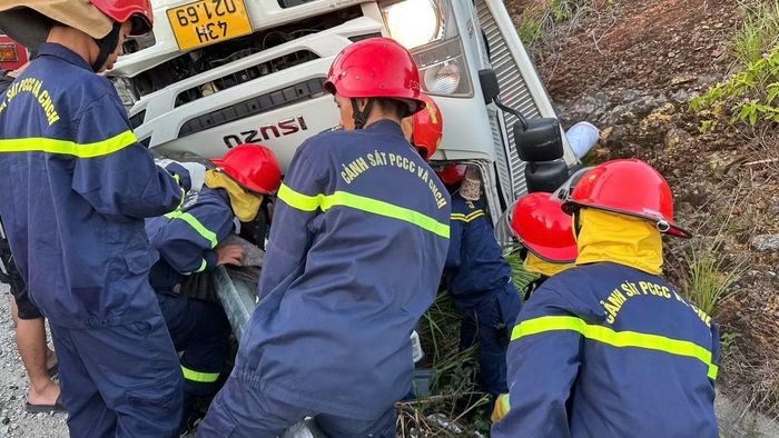 Công tác cứu nạn cứu hộ gặp nhiều khó khăn khi hiện trường nằm ở đồi núi qua cao tốc La Sơn - Túy Loan.