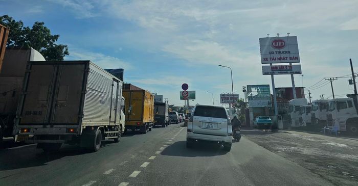 Đoạn đường chưa được mở rộng do chờ giải tỏa.