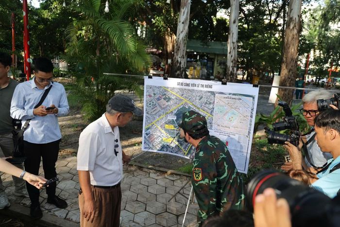Kiến trúc sư Nguyễn Xuân Thắng thảo luận về các địa điểm nghi vấn.
