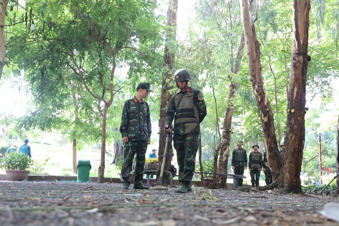 Lực lượng Công binh dùng thiết bị chuyên dụng để kiểm tra, xử lý các nguy cơ về bom mìn, vật liệu nổ, bảo đảm an toàn tuyệt đối cho hoạt động tìm kiếm, quy tập hài cốt liệt sĩ.