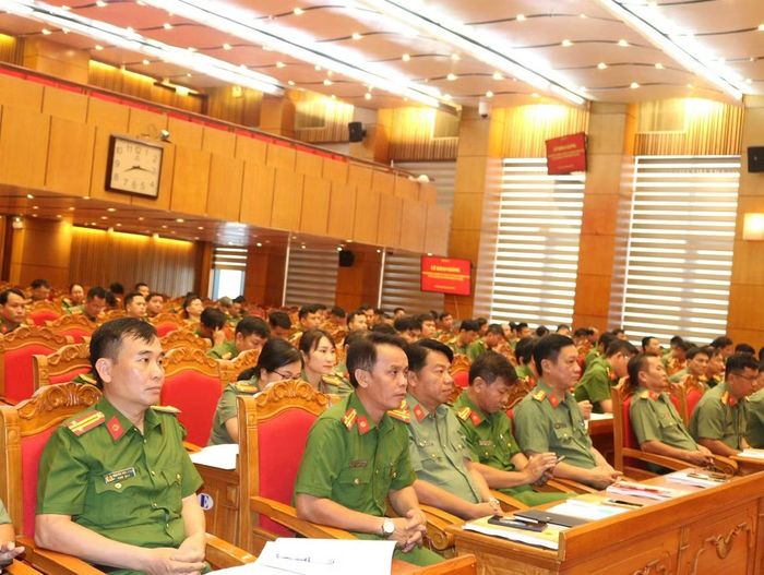 Các đồng chí là cán bộ chỉ huy Công an các đơn vị, địa phương phụ trách công tác phong trào tham dự lớp bồi dưỡng nghiệp vụ.