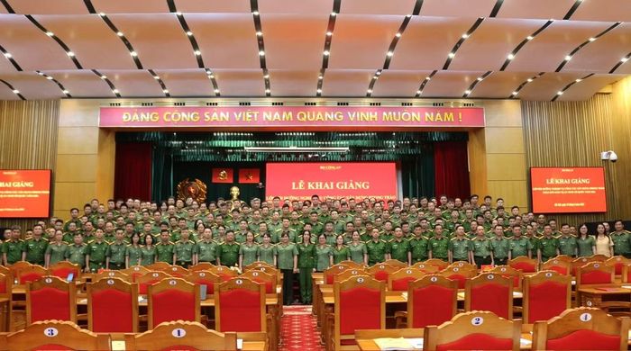 Thiếu tướng Nguyễn Viết Giang và toàn thể các cán bộ học viên tại Lớp bồi dưỡng.