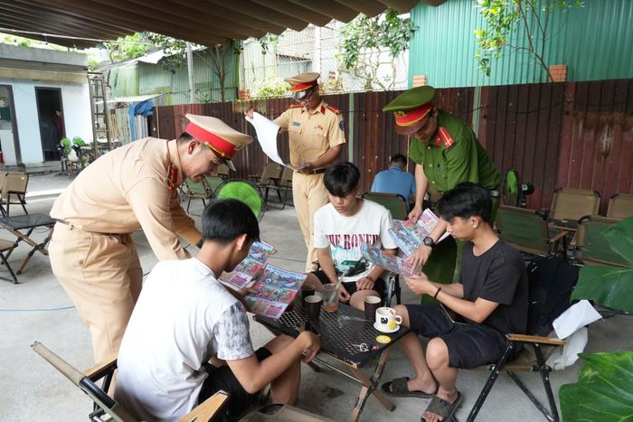 Công an tuyên truyền pháp luật đến các em học sinh.