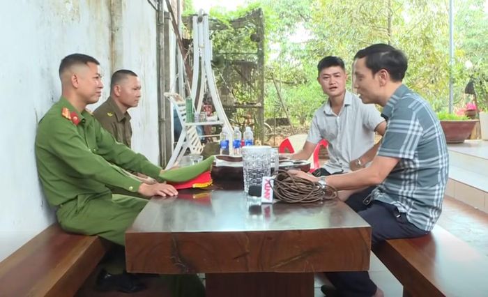 Công an xã Krông Pắk thường xuyên đến thăm hỏi, động viên, giúp đỡ những người chấp hành xong bản án trở về địa phương.