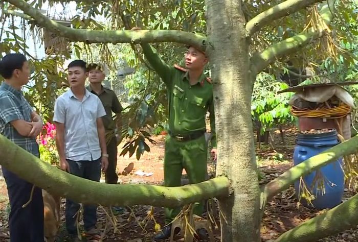 Lực lượng Công an xã đến thăm hỏi, động viên anh Bành Quốc Khánh.