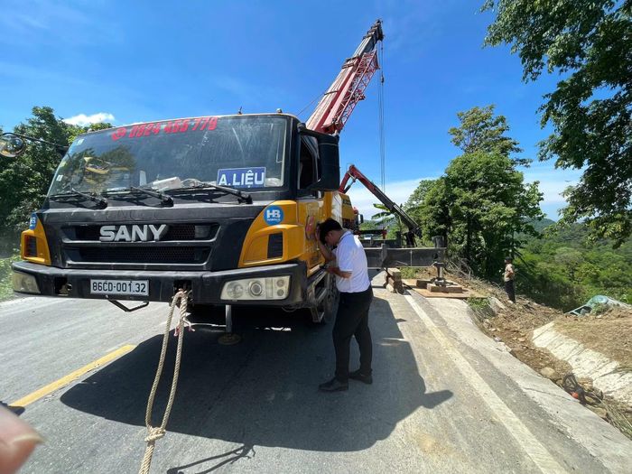 Lực lượng cứu hộ đang tìm cách đưa xe bồn ra khỏi khu vực gặp nạn.