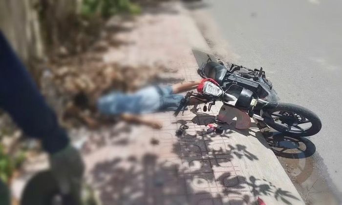 Thiếu niên bất tỉnh được đưa vào bệnh viện cấp cứu nhưng không qua khỏi.