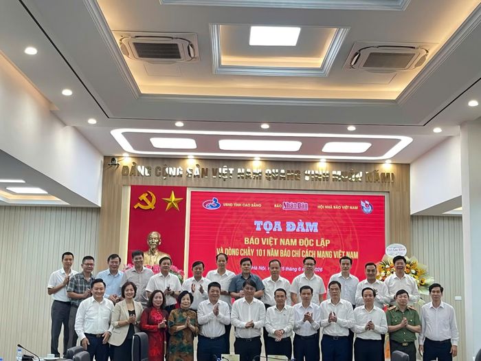 Các đại biểu tham dự tọa đàm chụp ảnh lưu niệm.