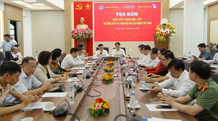 Các đại biểu dự tọa đàm “Báo Việt Nam Độc lập và dòng chảy 101 năm Báo chí cách mạng Việt Nam” .