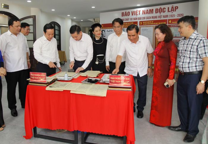 Các đại biểu trải nghiệm in báo Việt Nam Độc lập.