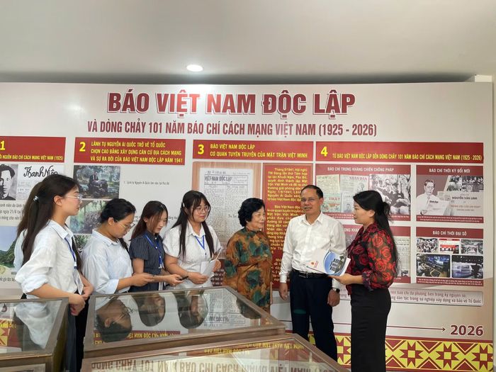 Bà Nông Thị Tố Hoàn, nguyên phóng viên Báo Việt Nam Độc lập, nguyên Phó Trưởng Ban Dân vận Tỉnh ủy Thái Nguyên chia sẻ bên lề tọa đàm.