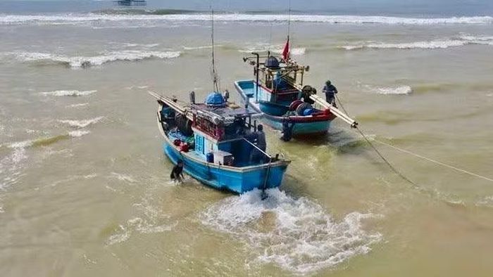 Nhiều tàu cá của ngư dân vào cảng Cửa Việt gặp khó khăn do luồng bị cạn.