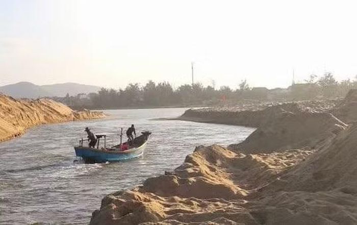 Cửa biển Lý Hòa những năm gần đây bị thu hẹp, chỉ còn như một lạch nước.