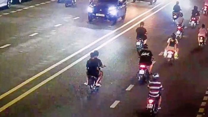 Nhiều thanh, thiếu niên điều khiển phương tiện không đội mũ bảo hiểm (Ảnh cắt từ camera giám sát).