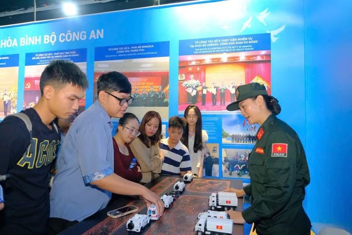 Khu vực triển lãm “Chủ động kiến tạo hòa bình” của Lực lượng Gìn giữ hòa bình thu hút du khách trong và ngoài nước, đủ lứa tuổi tới tham quan, tìm hiểu.