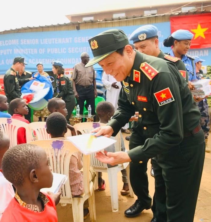 Thượng tướng Lương Tam Quang (nay là Đại tướng, Ủy viên Bộ Chính trị, Bộ trưởng) tặng quà cho trẻ em mồ côi tại Cộng hòa Nam Sudan, tháng 3/2024.