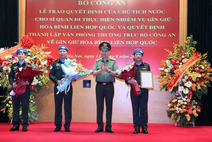 Đại tướng Tô Lâm, Ủy viên Bộ Chính trị, Bộ trưởng Bộ Công an (nay là Tổng Bí thư, Chủ tịch nước) trao quyết định thành lập Văn phòng Thường trực Bộ Công an về GGHB LHQ, tháng 8/2021.