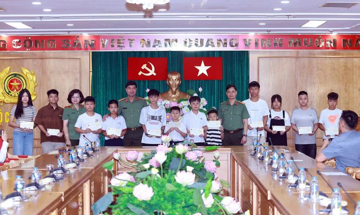 Ban Tổ chức tặng quà các cháu và thân nhân đi tham quan, nghỉ dưỡng tại Hà Nội và Nghệ An.