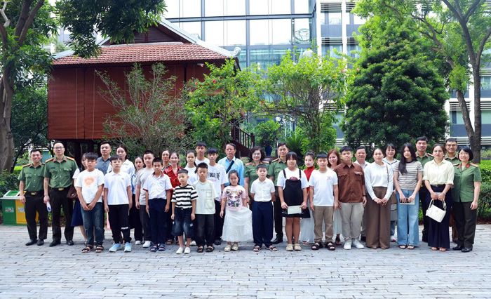 Các đại biểu cùng các cháu và thân nhân đi tham quan, nghỉ dưỡng.