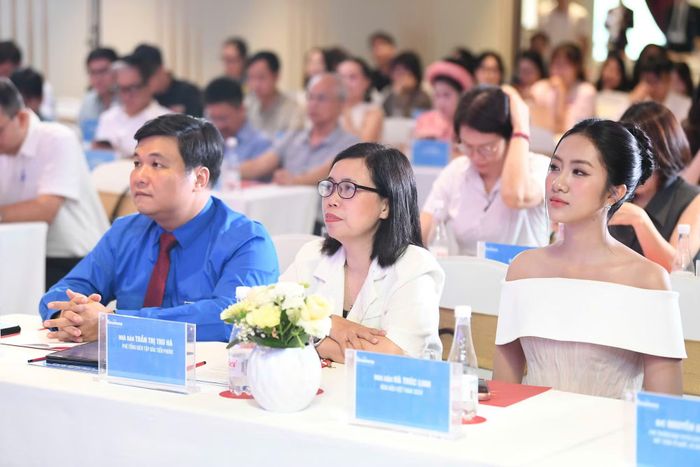 Các đại biểu dự họp báo công bố Concert "Thanh xuân".