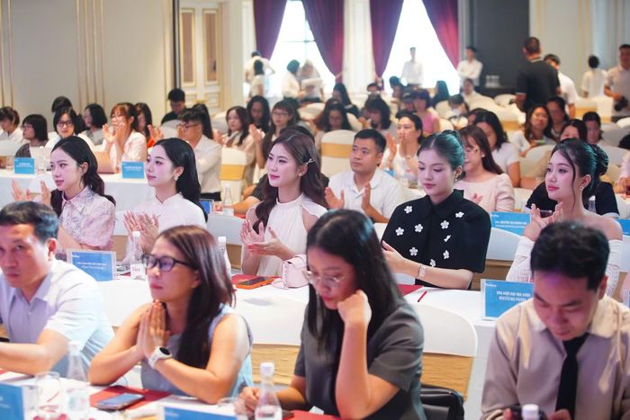 Đông đảo phóng viên các cơ quan báo chí cùng nhiều gương mặt trẻ tiêu biểu dự chương trình.