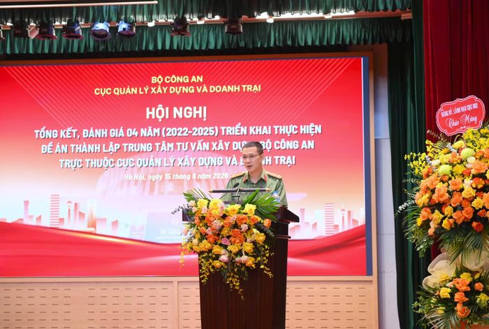 Thượng tá Đào Thanh Tùng trình bày báo cáo tại hội nghị.
