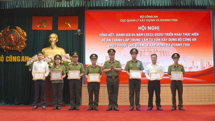 Thiếu tướng Hà Văn Tuyên trao Giấy khen của Cục Quản lý xây dựng và doanh trại tặng các tập thể, cá nhân có thành tích xuất sắc.