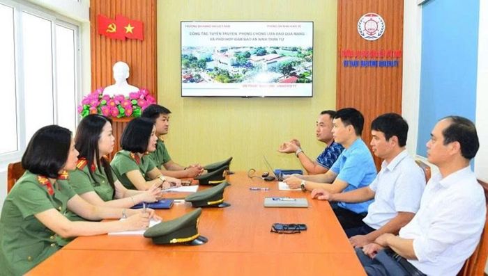 Cán bộ chiến sỹ Phòng ANKT bám sát cơ sở nắm chắc tình hình.