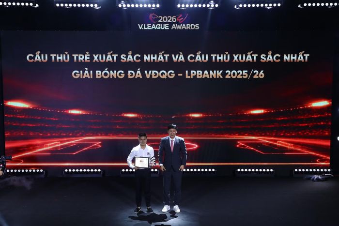 HLV Kim Sang Sik trao danh hiệu "Cầu thủ xuất sắc nhất mùa giải" cho tiền vệ Nguyễn Quang Hải.