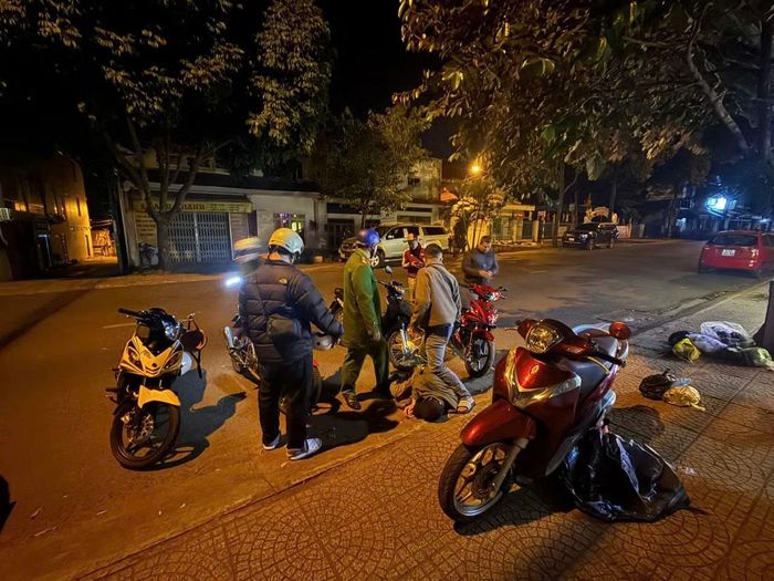 Lực lượng Công an phường Buôn Ma Thuột vây bắt, nổ súng khống chế đối tượng tội phạm nguy hiểm Võ Phi Hải trong đêm.