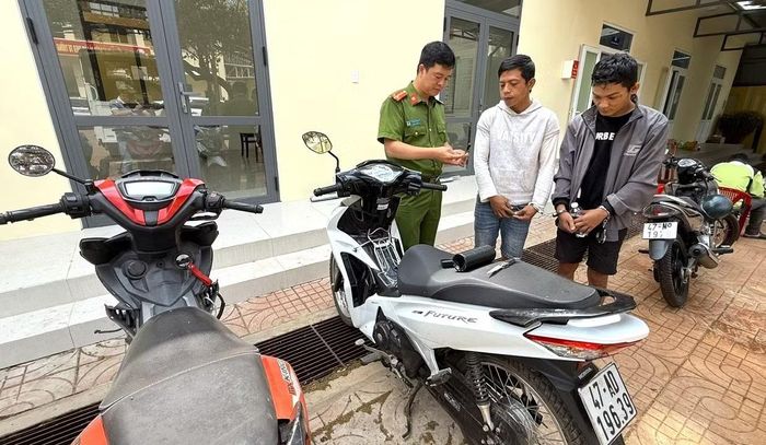 Công an phường Tân An bắt giữ 2 đối tượng trộm cắp xe máy liên tỉnh. Trong quá trình vây bắt, 2 đối tượng đã dùng bình xịt hơi cay, dao chống trả lực lượng.