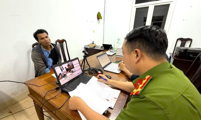 Công an xã Ea Na, tỉnh Đắk Lắk đấu tranh, lấy lời khai ban đầu của một đối tượng giết người.