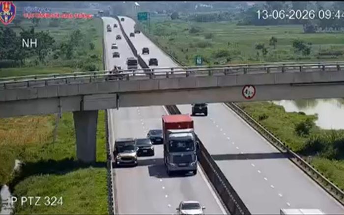 Dừng xe trên cao tốc trái quy định có thể bị phạt nặng. Ảnh: CSGT