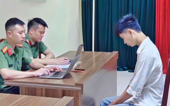 Phan Trung Khuê - chủ tài khoản Tiktok "Khuê Ơi Dậy Đi" làm việc với Công an tỉnh Phú Thọ. Ảnh: CAPT