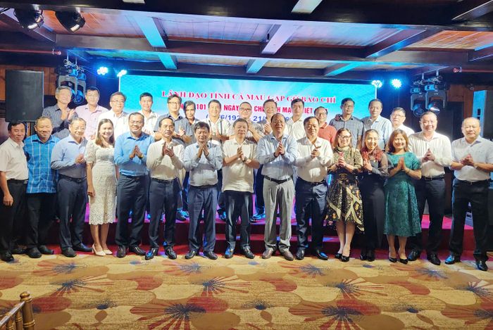 Lãnh đạo tỉnh Cà Mau chụp ảnh lưu niệm cùng lãnh đạo và phóng viên thường trú của các cơ quan báo chí. Ảnh: Duy Khang - Việt Tường.