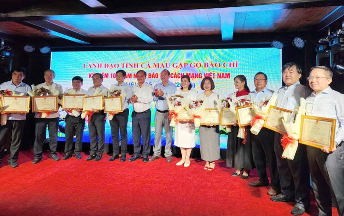 Bà Nguyễn Thị Thu Hà, Tổng biên tập Tạp chí Du lịch TP.HCM, nhận bằng khen của UBND tỉnh Cà Mau. Ảnh: Duy Khang.