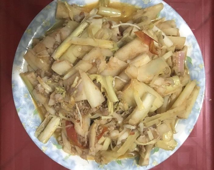 Món mầm riềng xào vừa thơm vừa lạ miệng, mang đến cảm giác thanh mát nhưng vẫn đậm hơi thở núi rừng.