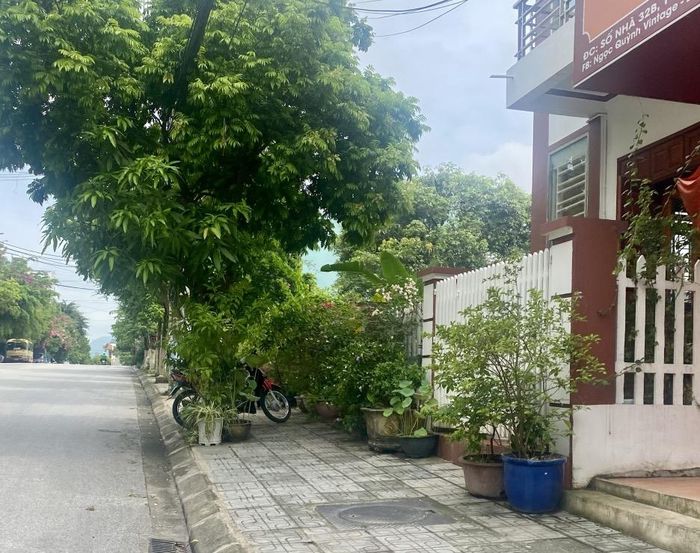 Nhiều đoạn vỉa hè, tuyến đường Phja Khắt - Nà Ngần, phường Thục Phán không còn lối đi vì các chậu cây lấn chiếm.