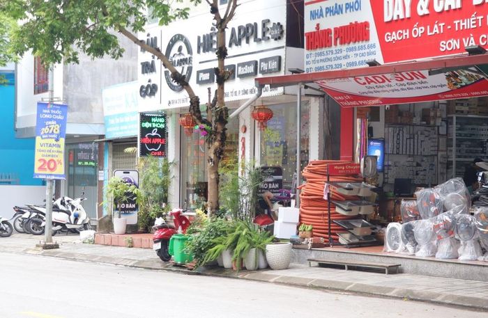 Những chậu cây cảnh đặt tràn lan trên vỉa hè không chỉ làm mất mỹ quan mà còn cản trở lối đi dành cho người đi bộ.